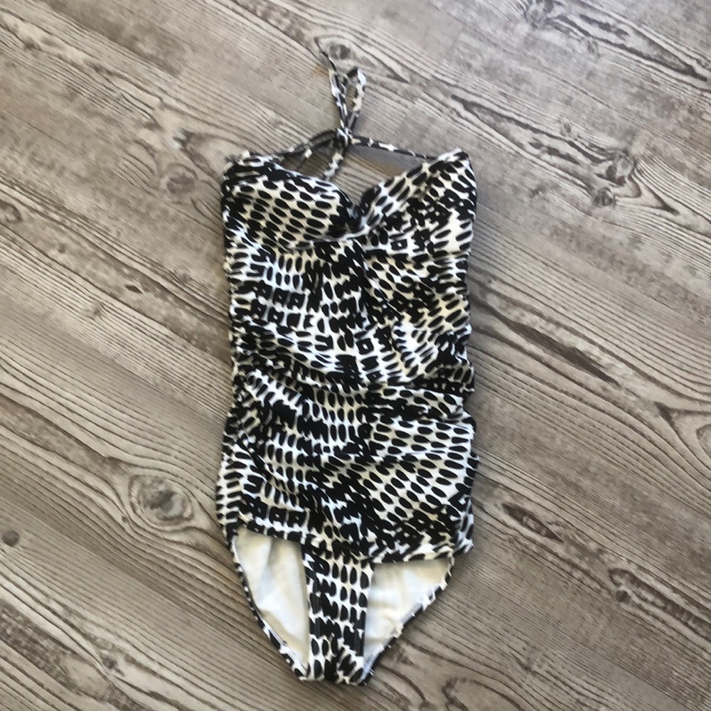 NEW LISTING!!! Old Navy Black and White Swimsuit with Geometric Pattern Size xS